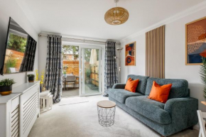 Modern, comfy Town centre gem, near beach, parking